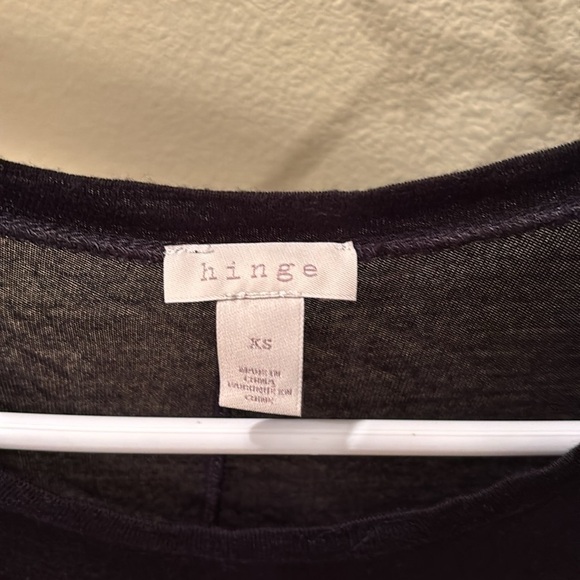 Hinge woman's cute black tee shirt with a knot at the bottom of it - Picture 7 of 11